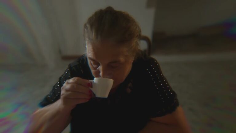 Analisi del Stile Narrativo nella Sinossi